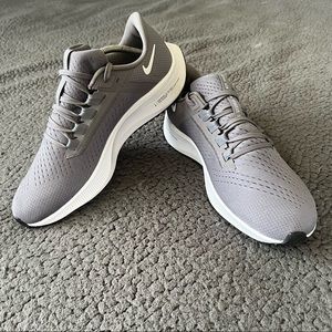 Nike Air Zoom Pegasus 38 Running Shoes Gunsmoke/White Excellent Hard to Find